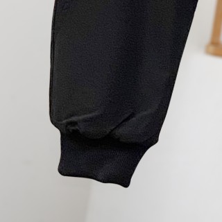 【艾伦达尔MKD-1282儿童羊毛蚕丝棉裤】宽松的版型，穿着非常舒服，搭配了一双百搭的高帮棉鞋，时尚又好看