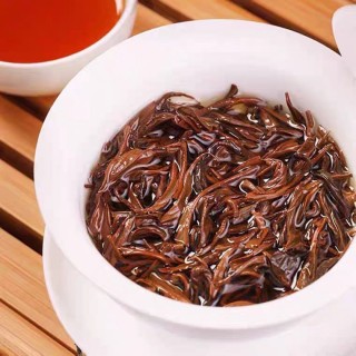 野树红茶60g*5袋好的红茶，需好的鲜叶原料加工而成，九华山核心产地出品（黄石溪村）！让挑剔的茶友爱上喝茶🔥  ✅品牌产地直发，品质有保障 ✅精心挑选，品质到家 ✅茶香浓郁 🌿天然优质原料