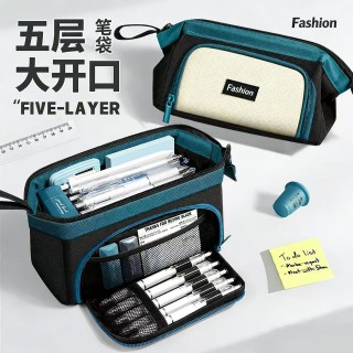 📣笔多文具多的同学闭眼入👉大容量五层分区笔袋！还在愁孩子笔袋装不下文具、东西乱糟糟找不到？这款直接封神！  ✅️五层分类收纳，文具分开放，轻松找； ✅️加厚900D防水牛津布，耐磨可水洗； ✅️内置支撑骨条，立体不塌，大开口拿取； ✅️能装