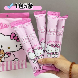 📣夏天必备！正版三丽鸥KT冰凉降温湿巾🌿Hello Kitty清凉避暑加大冰湿巾  ✅ 加大加厚，一张顶两张，结实耐用不浪费！ ✅ 温和不刺激，亲肤配方，全家老小都能用！ ✅ 颜值超高，精致卡通包装，实用又好看！  通勤、旅游、军训、办公，